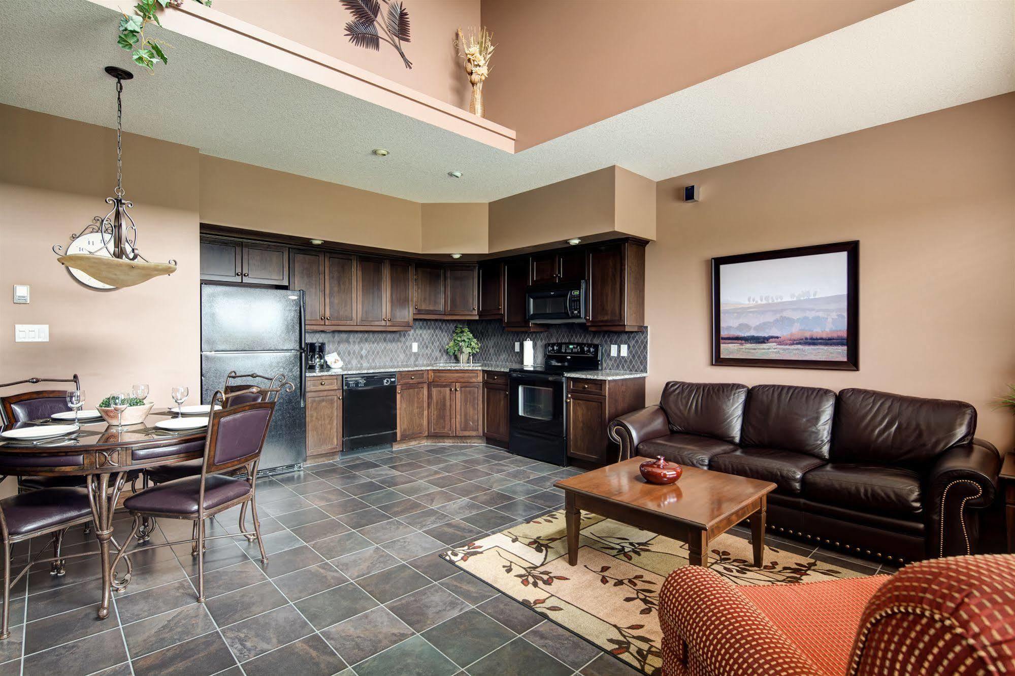 Bighorn Meadows Resort Рейдиум-Хот-Спрингс Экстерьер фото