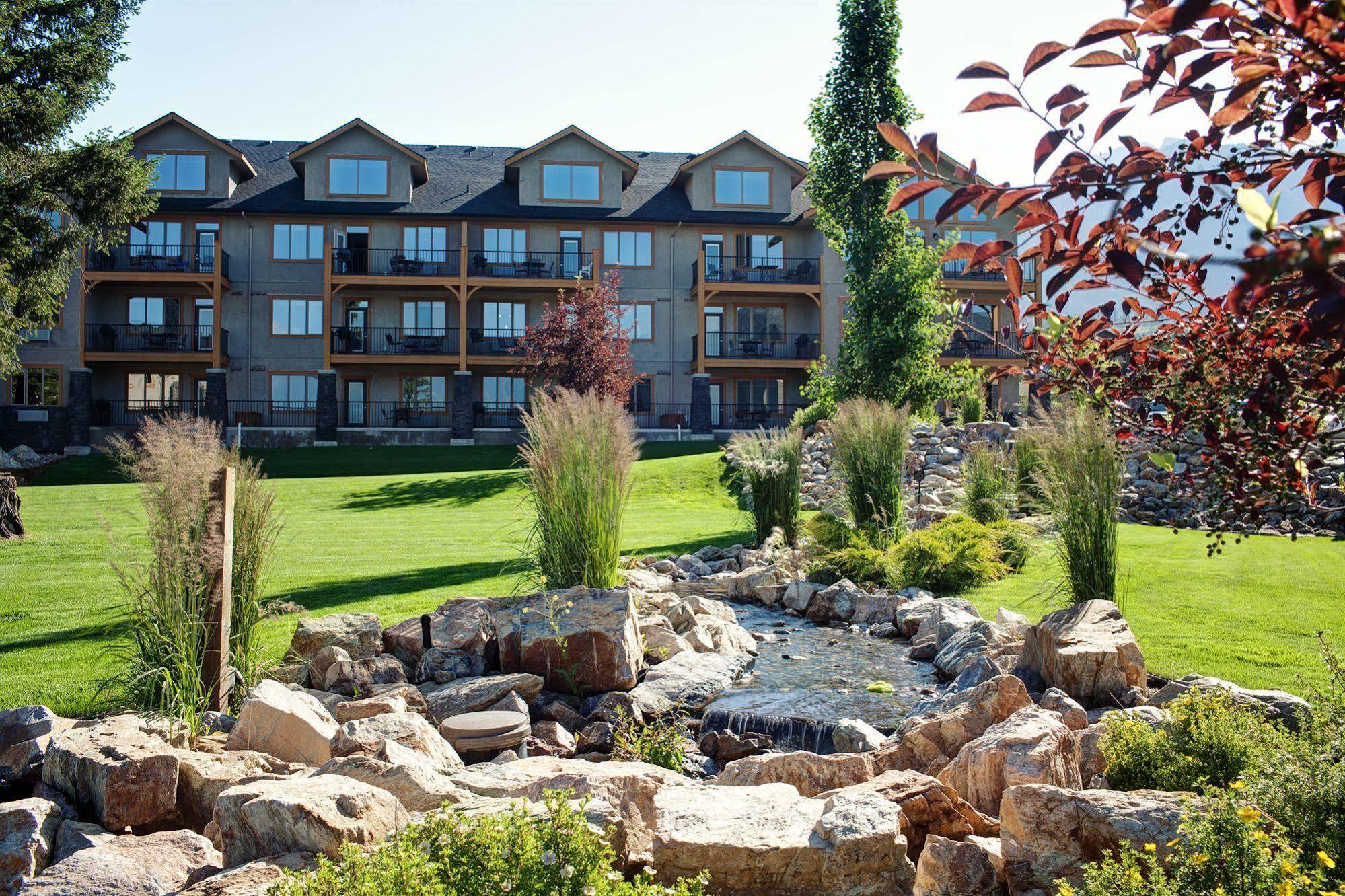 Bighorn Meadows Resort Рейдиум-Хот-Спрингс Экстерьер фото