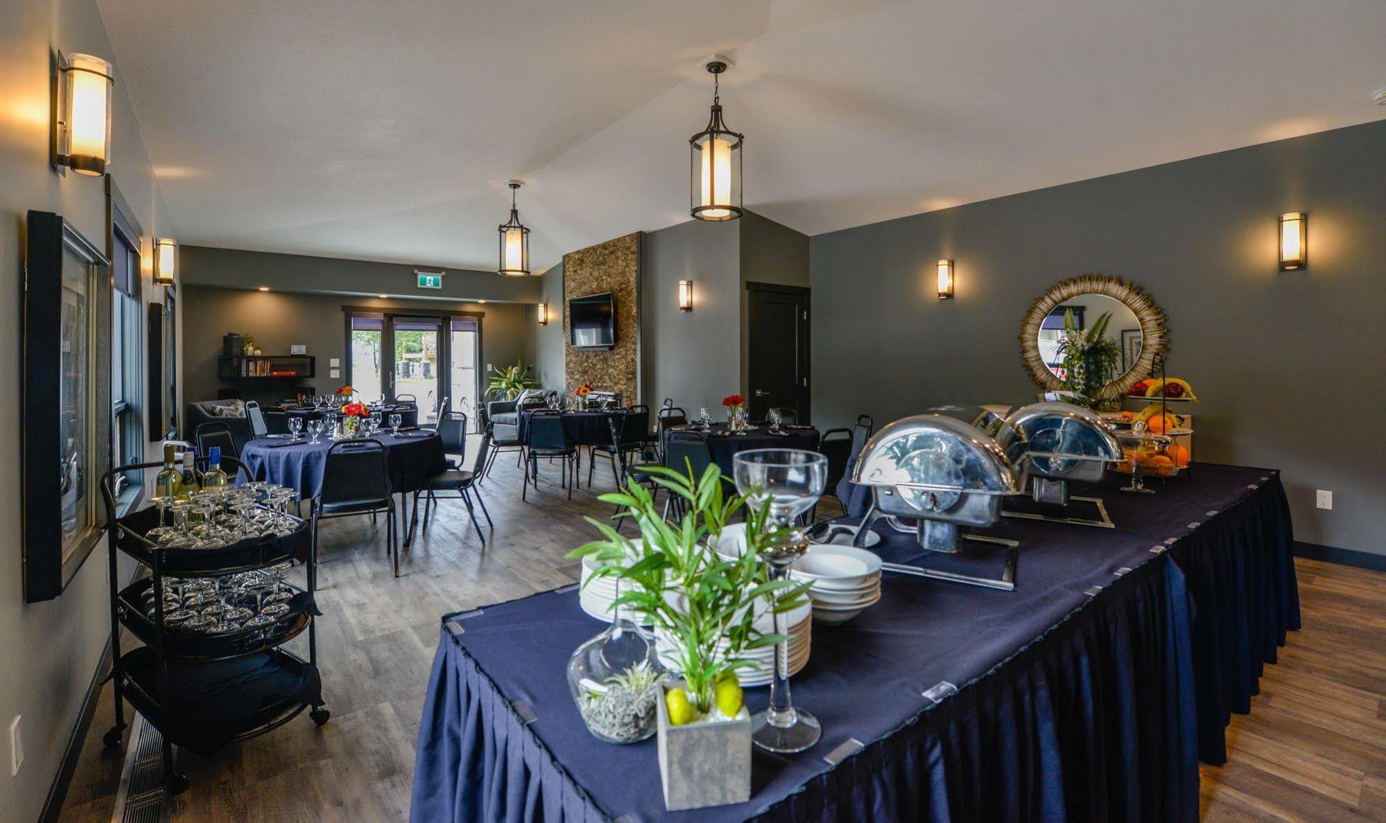 Bighorn Meadows Resort Рейдиум-Хот-Спрингс Экстерьер фото
