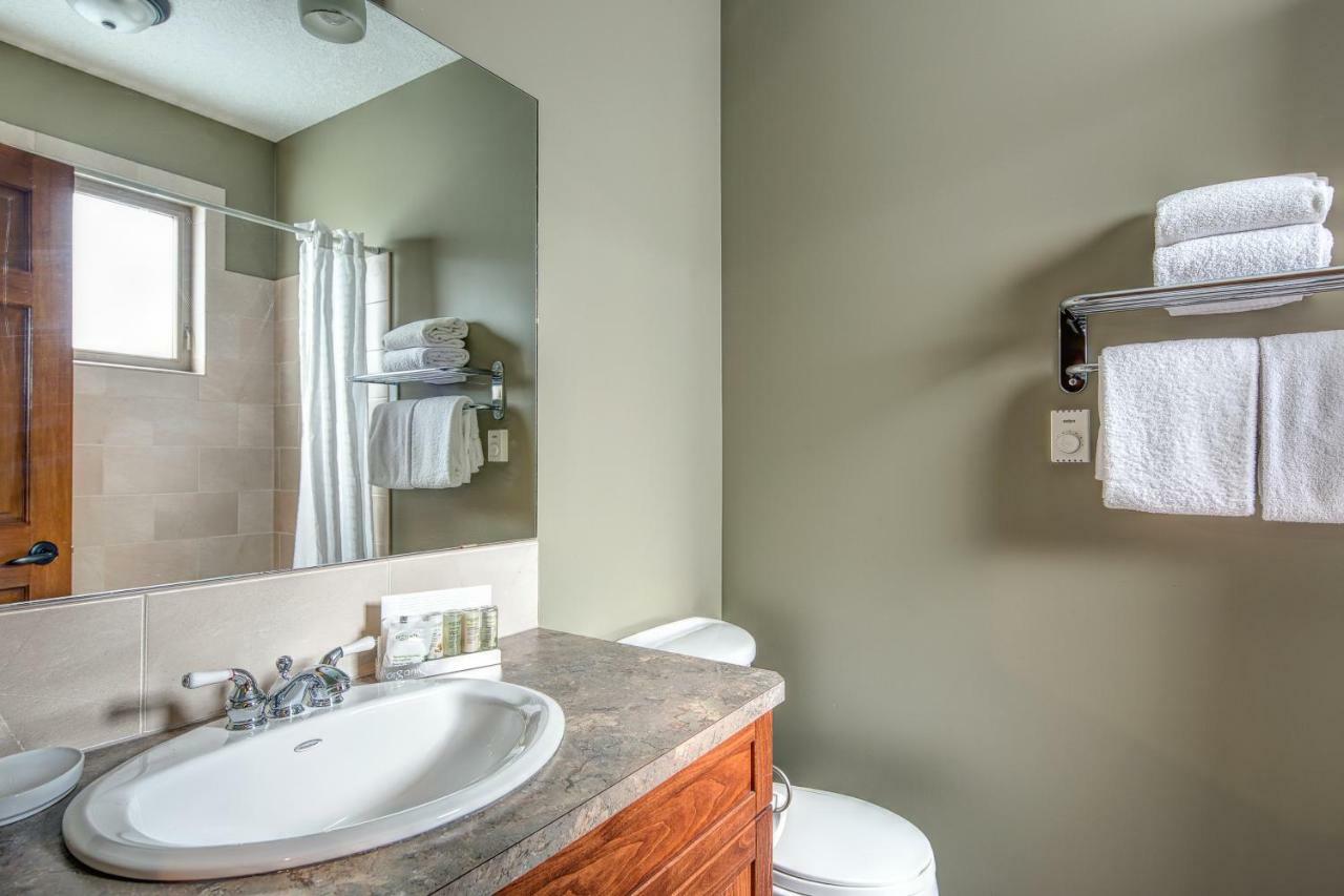 Bighorn Meadows Resort Рейдиум-Хот-Спрингс Экстерьер фото